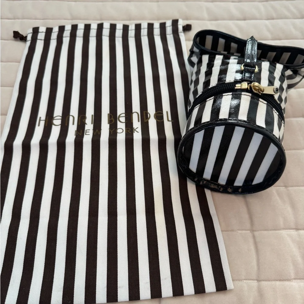 Henri Bendel travel doggie bag with zippered food storage.  ✨ NWT